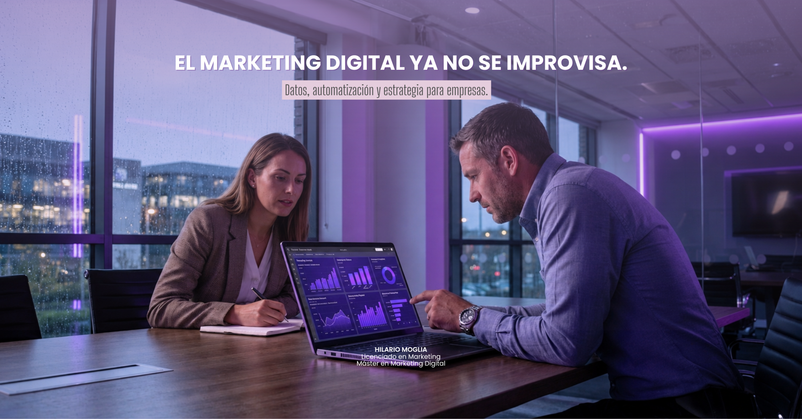 Dos personas analizando un dashboard de marketing digital en una computadora durante una reunión empresarial